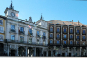 El Ayuntamiento de Burgos, en la Plaza Mayor, está ultimando las cuentas para el próximo ejercicio.-ISRAEL L. MURILLO