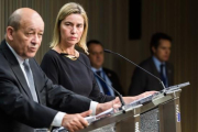Le Drian (izquierda) y Mogherini, en Bruselas, esta mañana.-AP / GEERT VANDEN WIJNGAERT