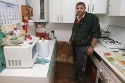 La planta baja de la vivienda de Salvador Díez fue una de las más afectadas por la riada. Los estragos del aguacero eran palpables incluso en la cocina.-RAÚL G. OCHOA