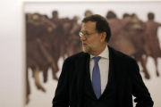 Mariano Rajoy, presidente del Gobierno en funciones junto al cuadro de Juan Genovés, presentado el jueves, después de recoger las credenciales de diputado hoy, en el Congreso de los Diputados.-JOSÉ LUIS ROCA