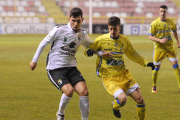 Carlos Ramos, que se perderá el choque de hoy, en acción en el duelo de ida en El Plantío-I. L. Murillo