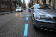 La línea azul delimita la zona de estacionamiento de la calle Barrantes, junto a plaza Castilla.-ISRAEL L. MURILLO