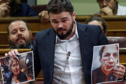 El portavoz de ERC, Gabriel Rufián, muestra unas fotografías al Gobierno.-EMILIO NARANJO/EFE