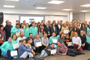 Alumnos de la escuela con formadores, mentores, autoridades y miembros de distintas ONG’s, ayer en el acto de clausura.-ECB