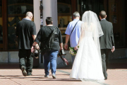 Una pareja cruza la plaza Mayor durante el día de su boda en una imagen de archivo.-RAÚL G. OCHOA