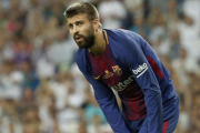 Piqué, durante la Supercopa, en el Bernabéu.-EFE