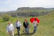 Un grupo de turistas salmantinos en el cañon de la Horadara cerca de Valoria de Aguilar, Palencia.-BRÁGIMO / ICAL