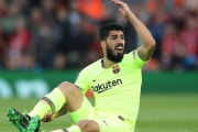 Suárez se lamenta en Anfield donde sufrió una rotura de menisco.-REUTERS / CARL RECINE