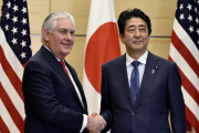 El secretario de Estado de EEUU, Red Tillerson, (izquierda), y el primer ministro japonés Shinzo Abe.-FRANCK ROBICHON