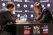 Carlsen y Karjakin, en un instante de la octava partida-RICHARD DREW / AP