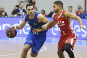 Bassas en acción en el choque ante UCAM Murcia-Israel L. Murillo