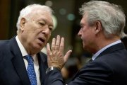 José Manuel García-Margallo, ministro español de Asuntos Exteriores en funciones, charla con su homólogo Luxemburges Jean Asselborn,-