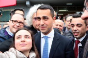 Luigi Di Maio, con simpatizantes tras votar en Nápoles.-/ AFP / CARLO HERMANN