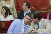 El concejal de Ciudadanos Vicente Marañón charla con el edil de Hacienda, Salvador de Foronda, en un pleno de la corporación burgalesa.-RAÚL G. OCHOA