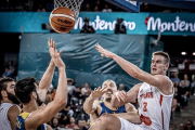 Radoncic dobla un balón durante un partido con Montenegro en el último Eurobasket.-FIBA