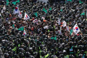 Partidarios de Park Geun-hye protestan frente a la sede del Constitucional, en Seúl.-