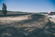 Campo quemado en el incendio declarado ayer en Barcebalejo, adyacente a las N-122-Ical