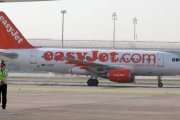 Un avión de Easyjet, en el aeropuerto de Barcelona.-Foto:   ARCHIVO / DANNY CAMINAL