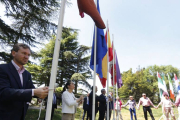 Momento en el que el alcalde de Burgos, Javier Lacalle, izaba la bandera de la ciudad mientras los socios de la Casa Europa entonaban a capella la novena sinfonía de Beethoven.-RAÚL G. OCHOA