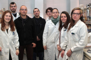 Roberto Sanz, tercero por la izquierda, en uno de los laboratorios de la UBU. ECB