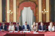 El alcalde, en el centro de la imagen, desarrolló su discurso rodeado de los concejales del equipo de Gobierno.-SANTI OTERO