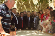 El alcalde de Briviesca, Marcos Peña, prueba suerte en el juego de la taba bajo la atenta mirada del público.-G.G.