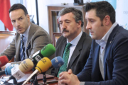 Sancho y Martínez flanquean a Tomás Fisac, vicepresidente de la Fundación Caja Rural, ayer.-ISRAEL L. MURILLO