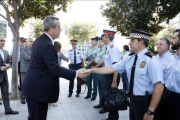 El conseller de Interior, Joaquim Forn, saludando a los cuerpos policiales en Cambrils (Tarragona) tras los atentados.-ROGER SEGURA / ACN