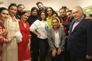 Rosalía, centro, posa con los propietarios del Tablao Flamenco y con los artistas de la actuación del pasado miércoles.-