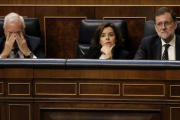 El exministro García-Margallo, la exvicepresidenta del Gobierno Soraya Sáenz de Santamaría y el expresidente Mariano Rajoy en el Pleno del Congreso de los Diputados.-JOSE LUIS ROCA