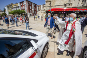 El sacerdote, acompañado por el presidente de Abutaxi, Sabiniano Cartón, bendijo una decena de taxis en la plaza del Rey San Fernando. SANTI OTERO