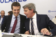 El presidente del Partido Popular, Pablo Casado, con Ángel Garrido durante una reunión de la ejecutiva del PP madrileño celebrada el 30 de julio de 2018.-DAVID CASTRO