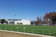 El polideportivo, situado junto al campo de fútbol, encara los últimos remates para abrir sus puertas el sábado y entrar en funcionamiento a partir del lunes.-ECB