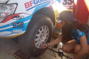 Cristina Gutiérrez revisa los últimos detalles del coche, ayer, en Lima.-TWITTER / @CRIS_TORTU