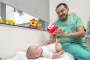 El doctor realiza una exploración a un bebé en su consulta del Hospital Universitario de Burgos.-ISRAEL L. MURILLO