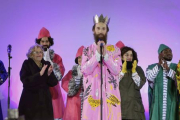 El rey Gaspar, acompañado de Melchor y Baltasar, junto a la alcaldesa de Madrid, Manuel Carmena, al final de la cabalgata de Madrid.-EFE / MARISCAL