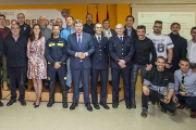 Foto de familia tras la entrega de los reconocimientos en el cuartel de los bomberos.-SANTI OTERO