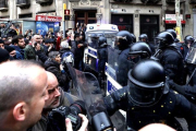 Manifestantes forcejean con mossos ante la Delegación del Gobierno en Cataluña.-ROBERT RAMOS