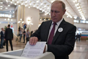 Vladimir Putin votando el domingo.-SPUTNIK