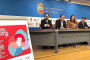 Guerra, Antón, Barriuso y Cuasante, durante la presentación del premio en el Ayuntamiento de Burgos.-ECB