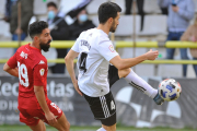 Zabaco controla el balón en un lance del encuentro ante la Cultural Leonesa. TOMÁS ALONSO