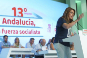 Susana Díaz interviene en el congreso del PSOE andaluz, este sábado.-JULIO MUÑOZ (EFE)