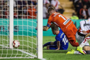 El delantero del Athletic Muniain marca el gol del empate del Athletic en Vallecas-RODRIGO JIMÉNEZ (EFE)