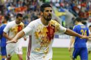 Nolito celebra el primero de sus dos goles en el amistoso contra Bosnia.-REUTERS / ARND WIEGMANN