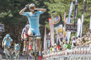 Miguel Ángel López celebra su victoria en la cima burgalesa después de superar a Dani Moreno.-