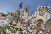 La suntuosa carroza que porta el cuerpo de Cristo sale de la Catedral.-SANTI OTERO