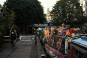 Personas que viven una tarde de sol en el Regent's canal-