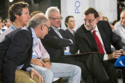 Rajoy habla con Cristóbal Montoro ante el presidente del PP de Murcia, Ramón Luis Valcárcel, y Carlos Floriano, durante la Intermunicipal del PP, este domingo en Murcia-Foto: EFE/ MARCIAL GUILLÉN
