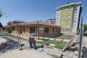 Un operario trabajaba ayer en el exterior de la sede de la asociación en la avenida de la Independencia.-ISRAEL L. MURILLO