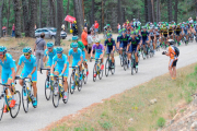 El pelotón avanza estirado en las primeras rampas de la ascensión a las Lagunas de Neila en una edición de la Vuelta a Burgos masculina. SANTI OTERO
